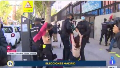 La Policía detiene a activistas de Femen junto al colegio donde ha votado Monasterio