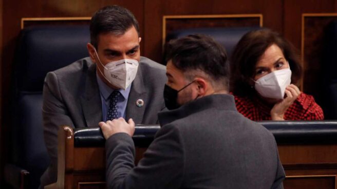 Rufián_reforma_sedición_indultos Rufián charla con Sánchez en el Congreso en presencia de Calvo