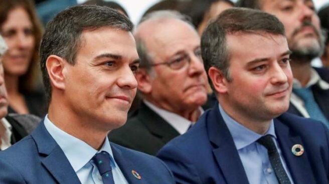 Pedro Sánchez junto a su jefe de Gabinete, Iván Redondo