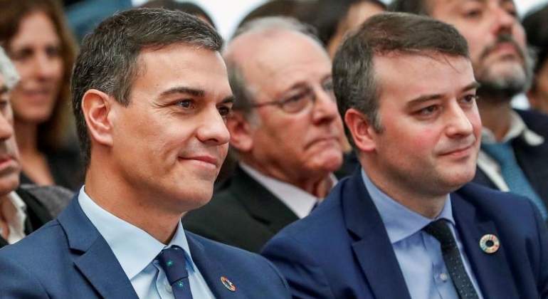 Pedro Sánchez junto a su jefe de Gabinete, Iván Redondo