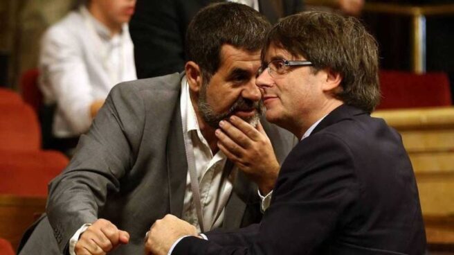 Jordi Sánchez susurra en el oído de Carles Puigdemont en una imagen de archivo