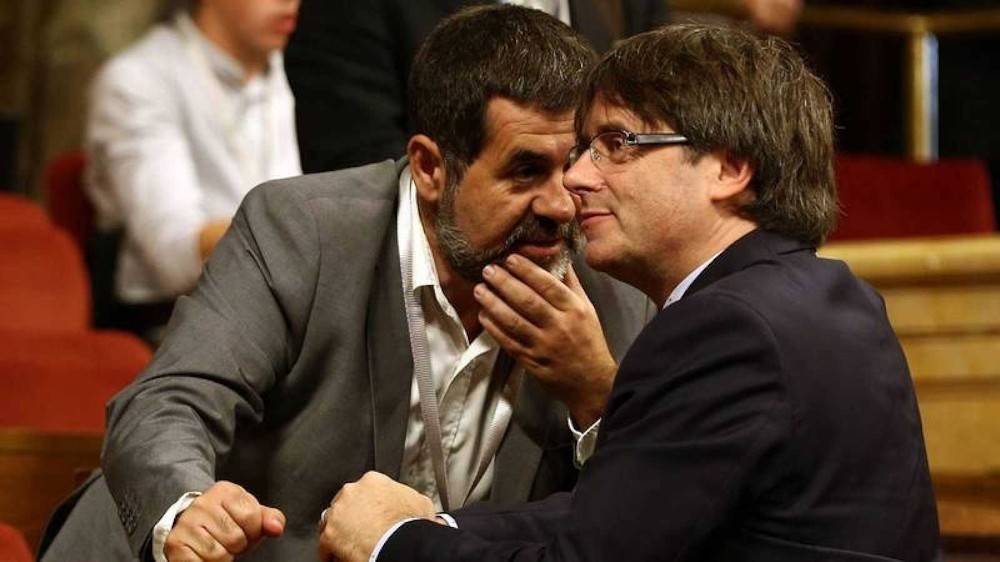 Jordi Sánchez susurra en el oído de Carles Puigdemont en una imagen de archivo
