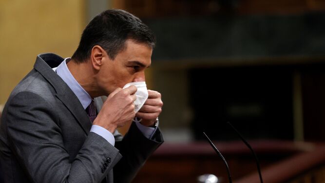 Sánchez se quita la mascarilla antes de intervenir en el Congreso