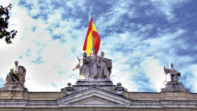 Imagen vertical de la fachada del Tribunal Supremo.