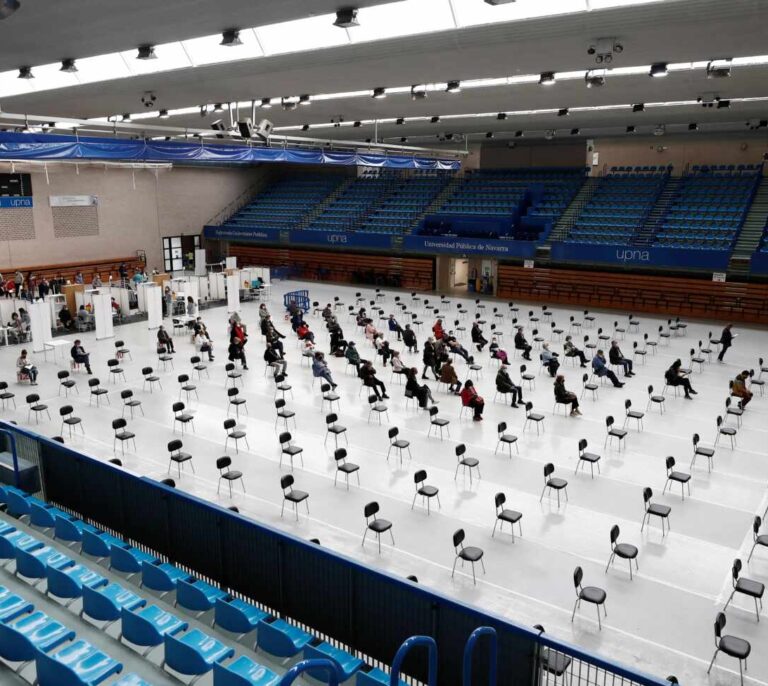 Sanidad registra 4.427 contagios, 23 muertes y la incidencia estabiliza su bajada en los 111 casos