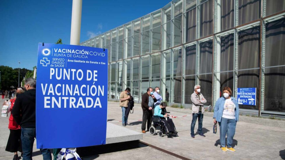 Varias personas hacen cola antes de entrar a vacunarse en ExpoCoruña en A Coruña