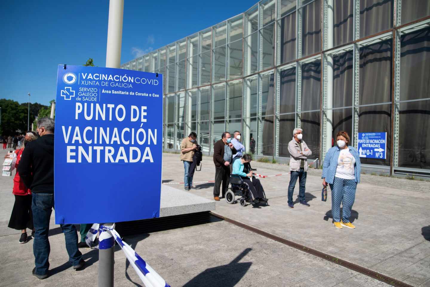 Varias personas hacen cola antes de entrar a vacunarse en ExpoCoruña en A Coruña