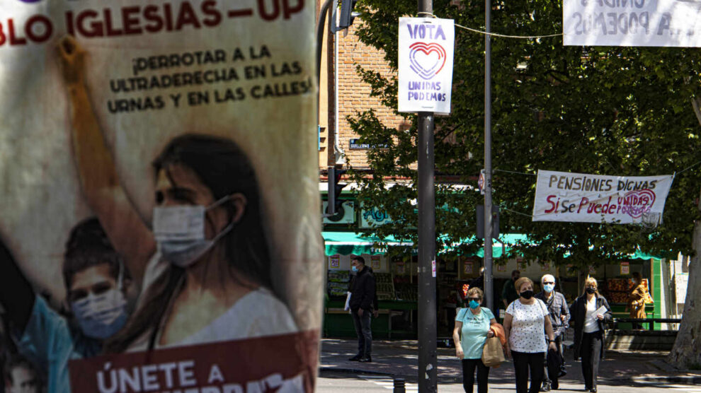 Varios carteles de Unidas Podemos en las inmediaciones de la Plaza de la Constitución