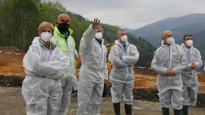 El lehendakari Urkullu junto a los consejeros Erkoreka y Tapia durante la visita a Zaldibar del 28 de abril.