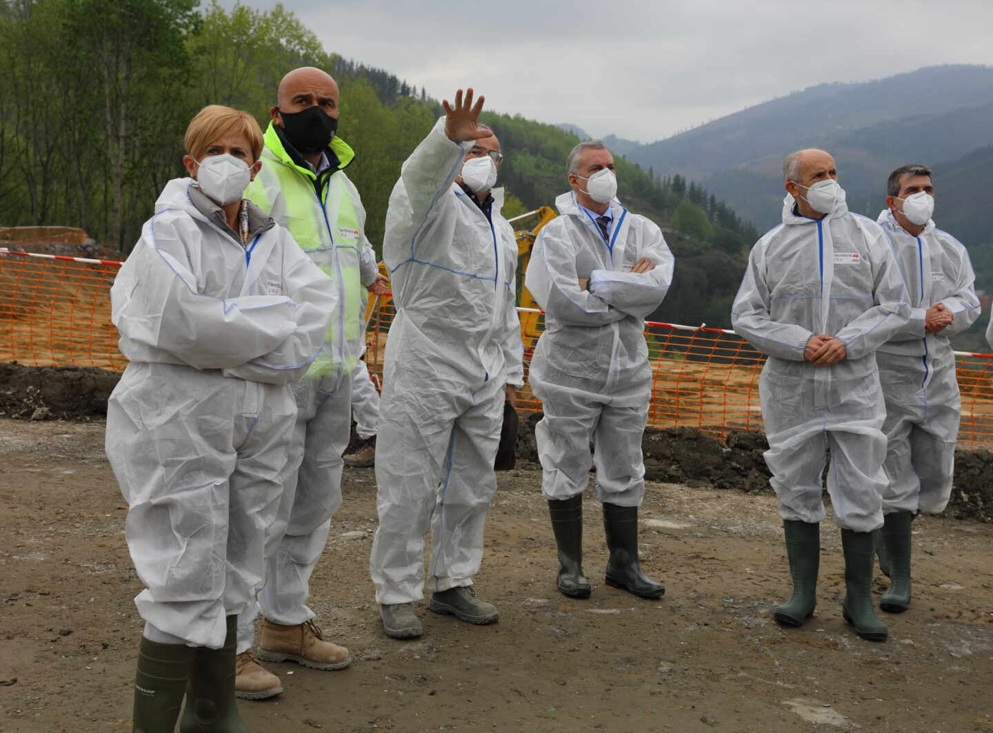 El lehendakari Urkullu junto a los consejeros Erkoreka y Tapia durante la visita a Zaldibar del 28 de abril.