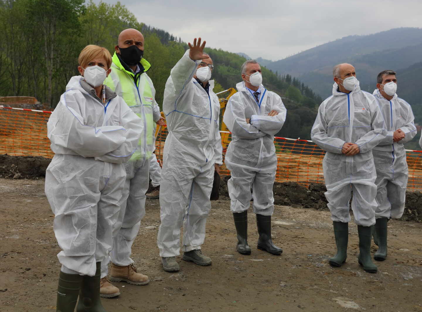 El lehendakari Urkullu junto a los consejeros Erkoreka y Tapia durante la visita a Zaldibar del 28 de abril.