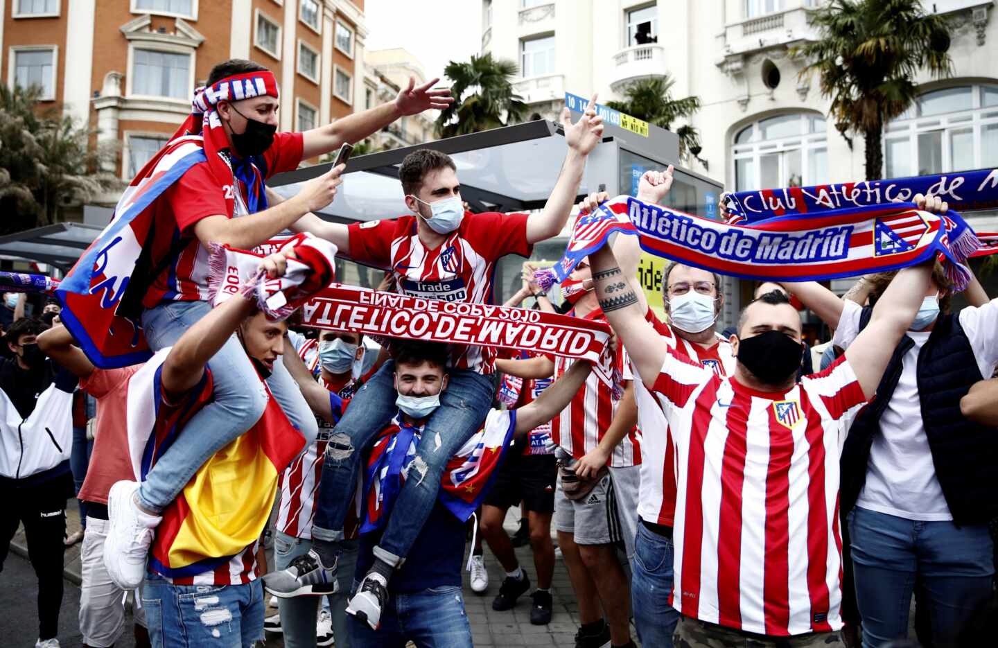La afición del Atlético de Madrid celebra el título de Liga hoy sábado en la madrileña plaza de Neptuno