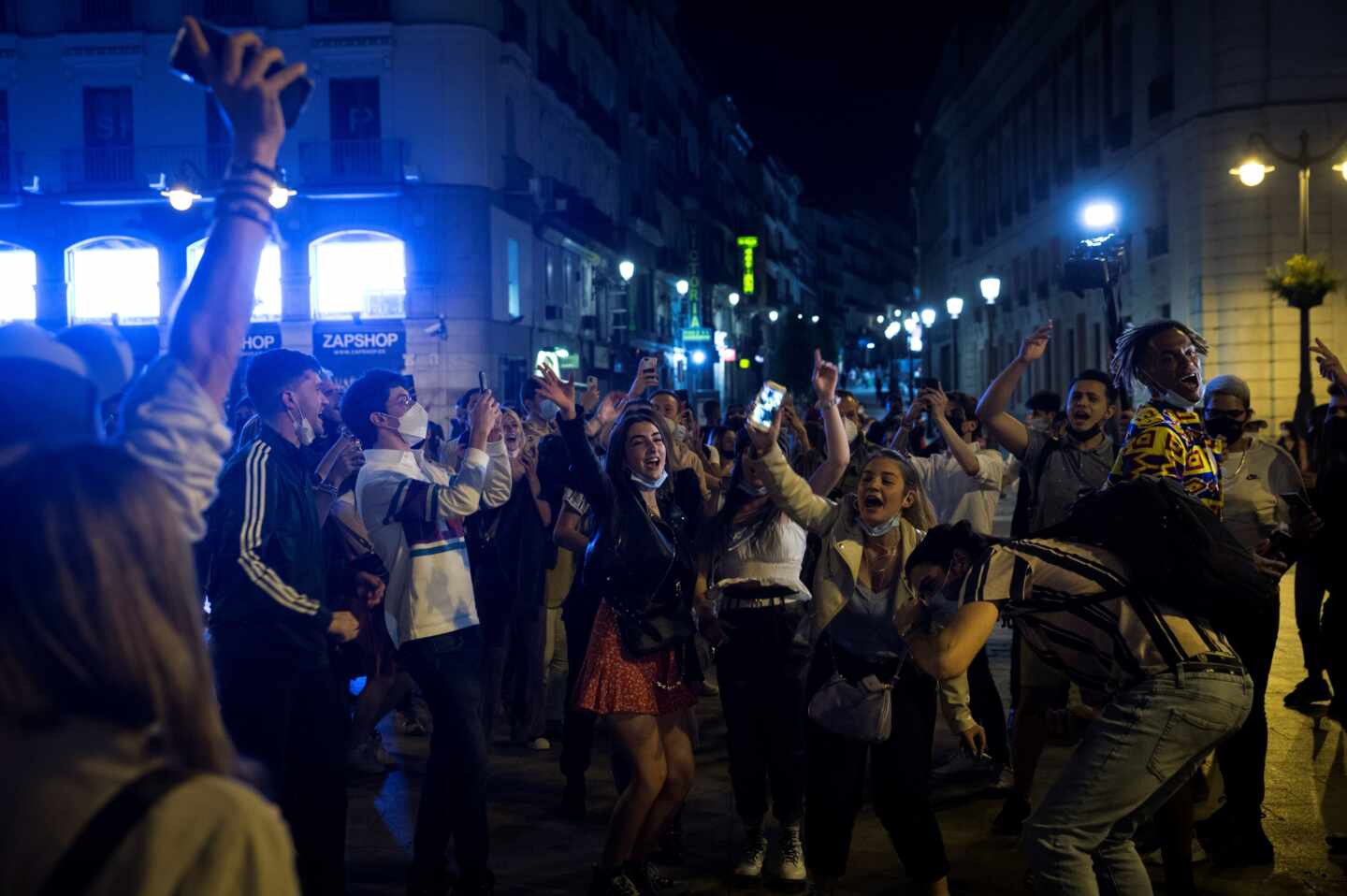 Ambiente en la Puerta del Sol de Madrid tras el fin del estado de alarma.