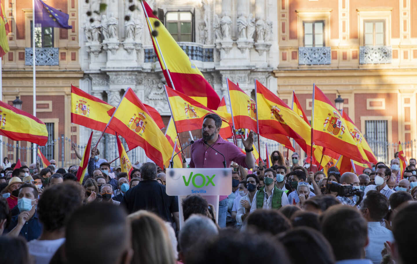 El presidente nacional de Vox, Santiago Abascal, durante una manifestación frente al Palacio de San Telmo (Sevilla)