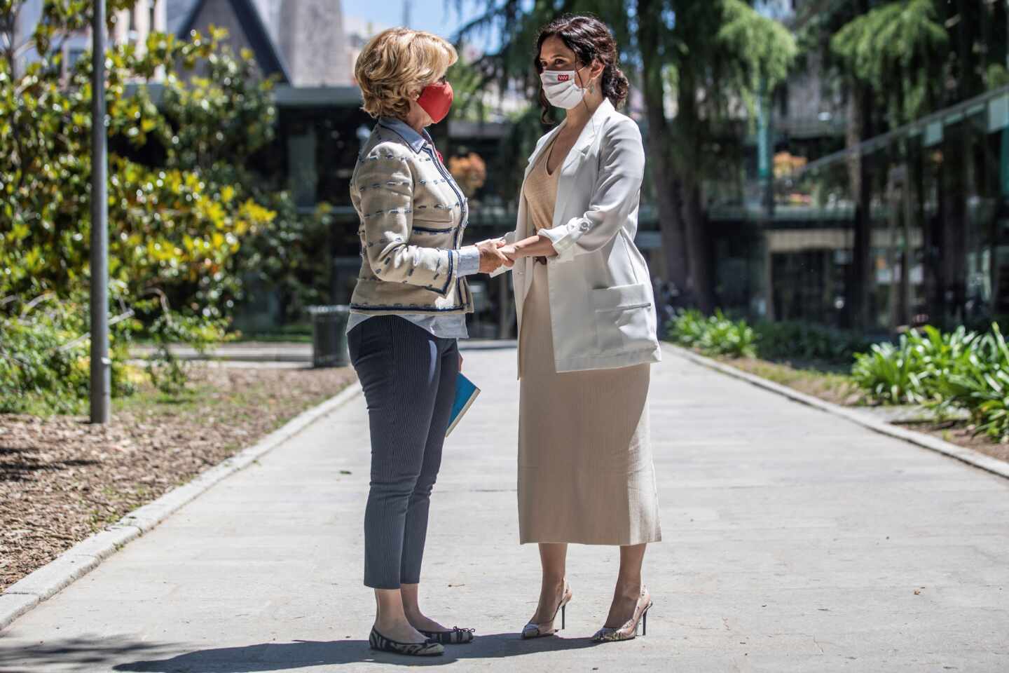 La expresidenta madrileña Esperanza Aguirre (i) , acompañada por la presidenta de la Comunidad de Madrid, Isabel Díaz Ayuso