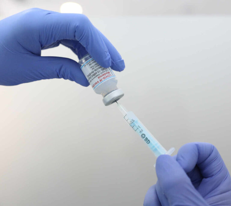 ¿Qué hay que evitar hacer antes y después de vacunarse contra el Covid?