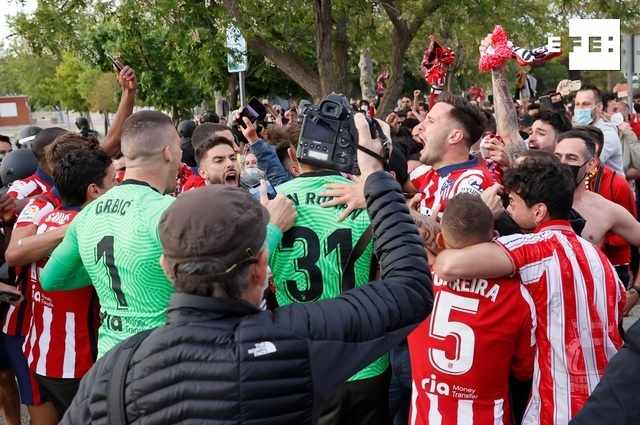 Los juagdores del Atlético de Madrid celebran el título con los aficionados.