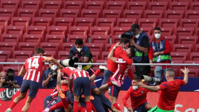 El Atlético de Madrid celebra el gol de la victoria de Luis Suárez contra el Osasuna.