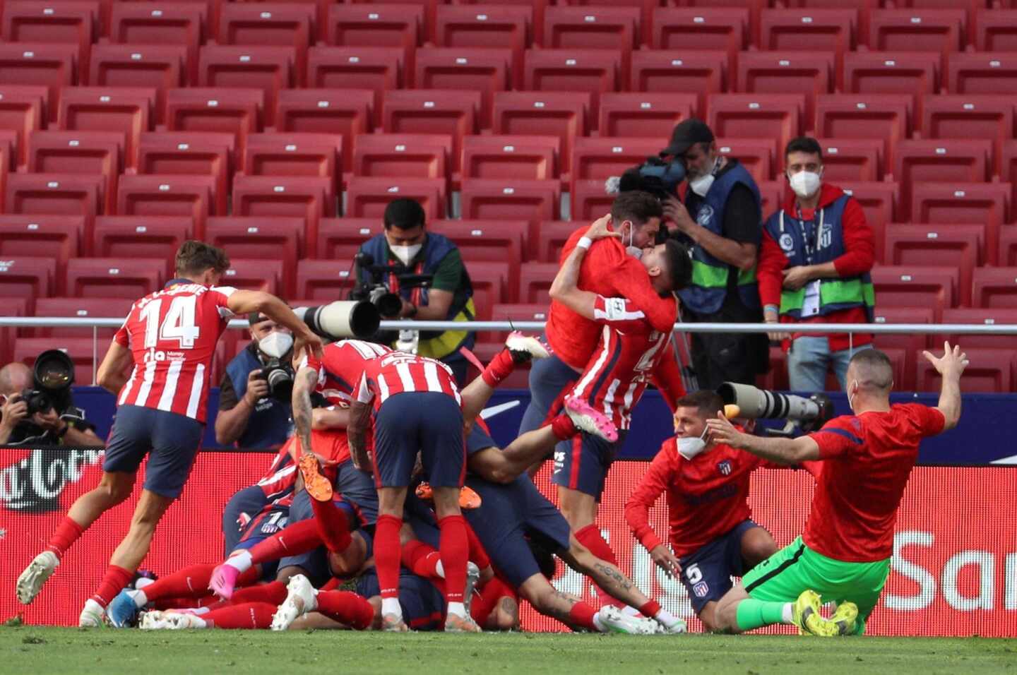 El Atlético de Madrid celebra el gol de la victoria de Luis Suárez contra el Osasuna.