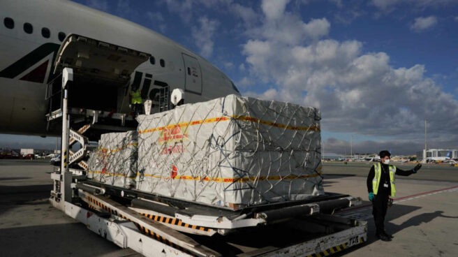 Operarios de Barajas descargan un avión procedente de China con material sanitario en abril de 2020.