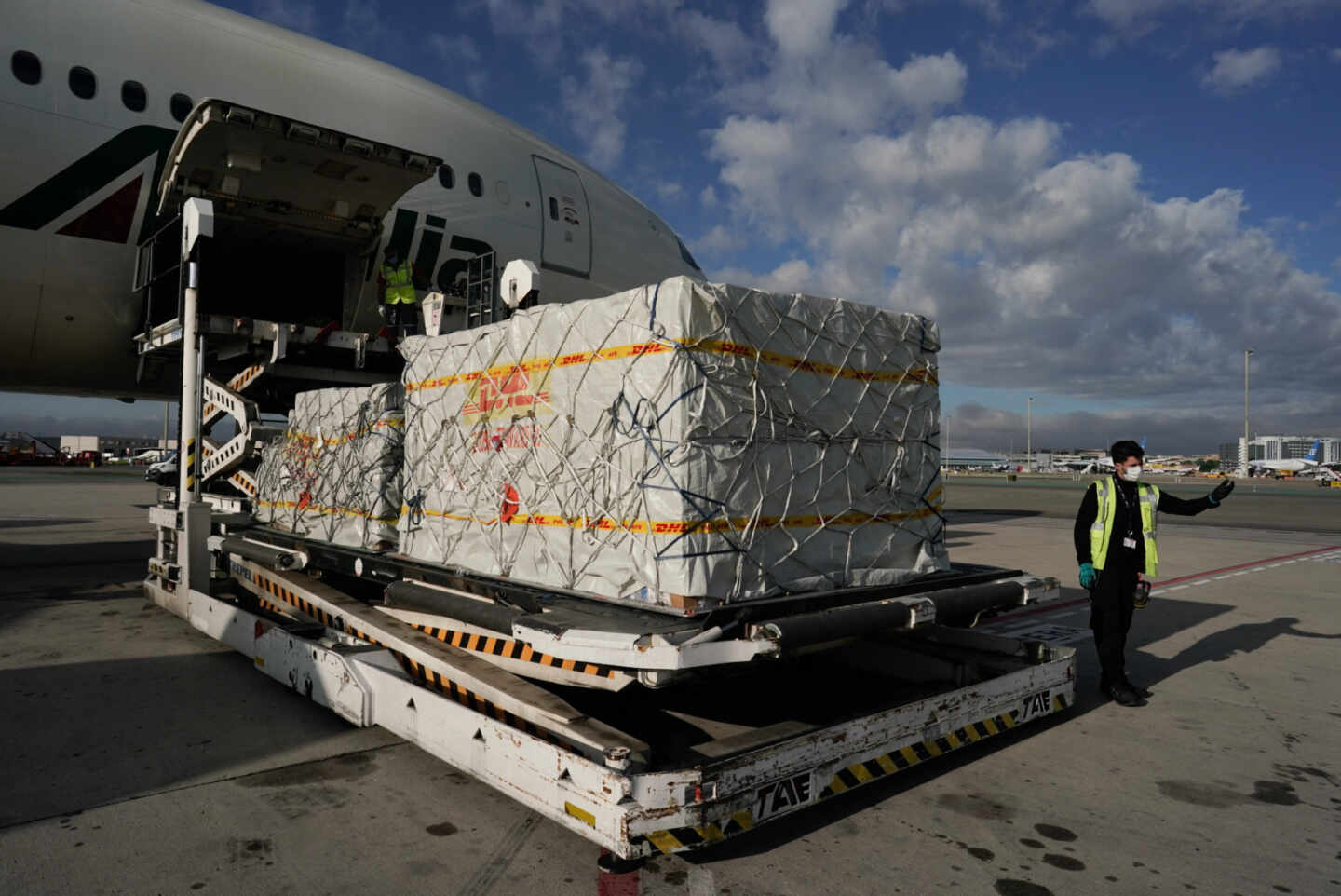 Operarios de Barajas descargan un avión procedente de China con material sanitario en abril de 2020.