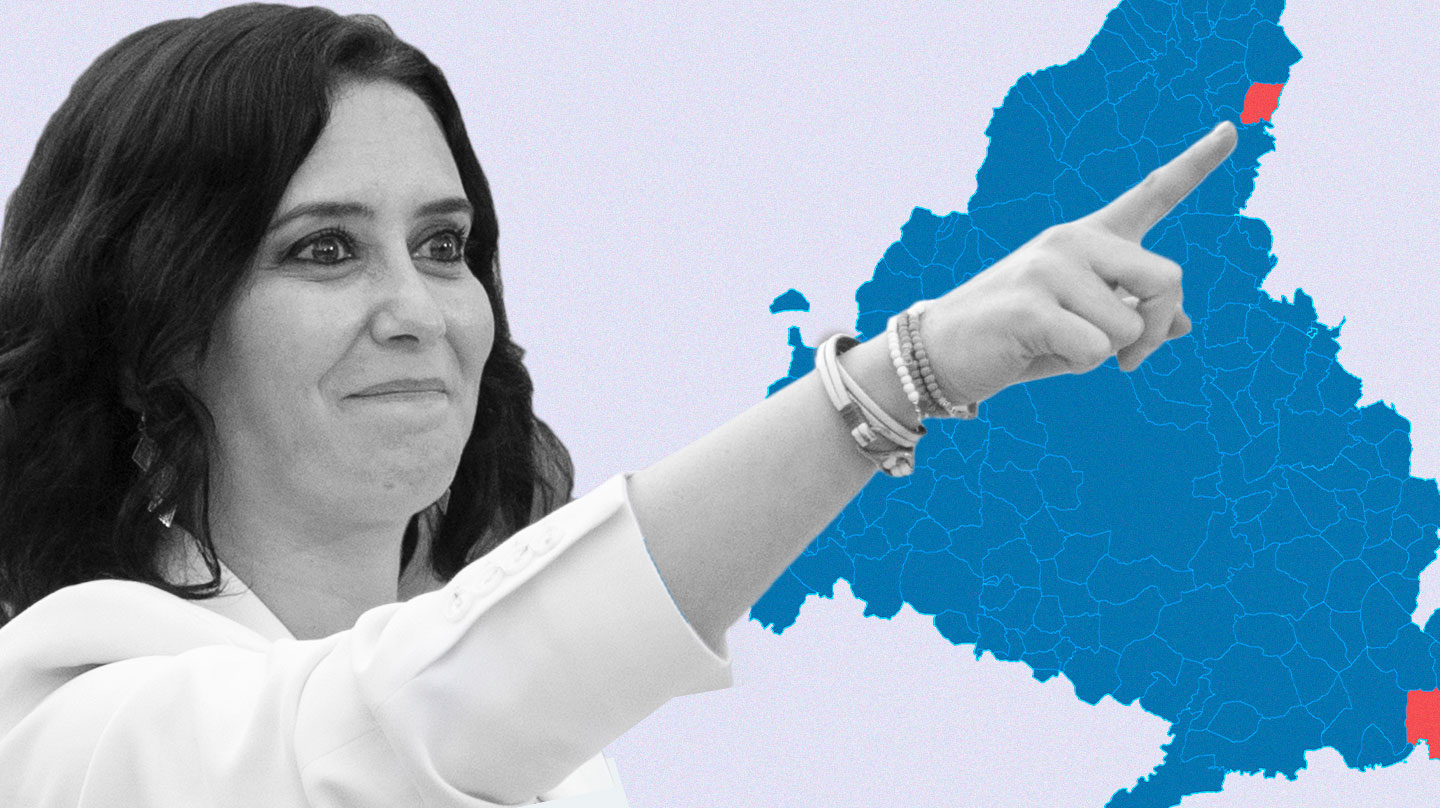 Isabel Díaz Ayuso señalando el mapa coloreado de los resultados de las elecciones del 4 de mayo