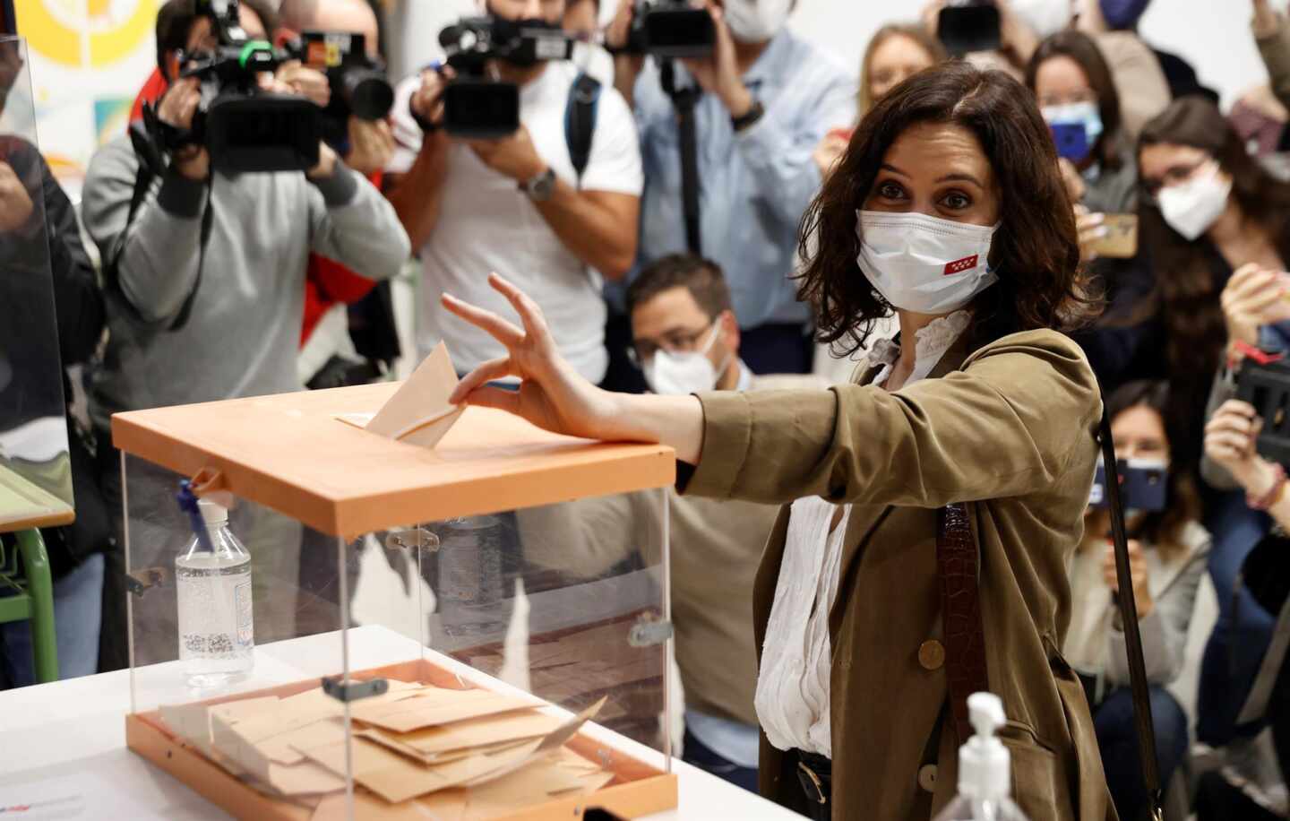La presidenta de la Comunidad de Madrid, Isabel Díaz Ayuso, vota en las elecciones del 4-M.