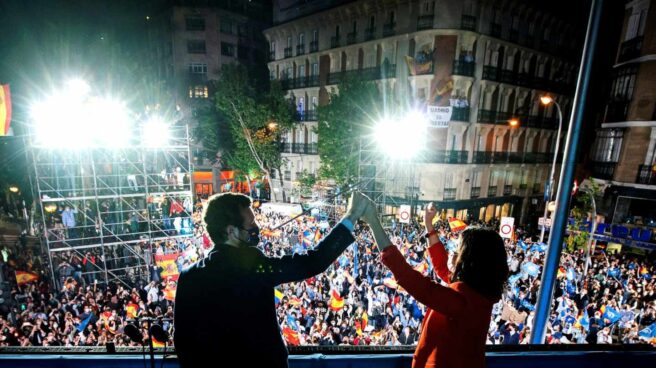 La presidenta de la Comunidad de Madrid y candidata por el Partido Popular a la reelección, Isabel Díaz Ayuso, acompañada por el presidente del partido Pablo Casado