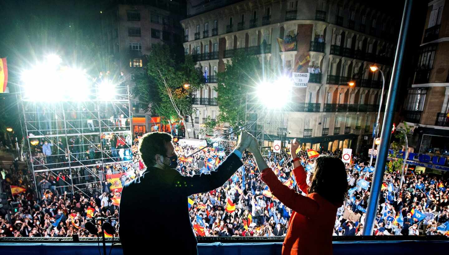 La presidenta de la Comunidad de Madrid y candidata por el Partido Popular a la reelección, Isabel Díaz Ayuso, acompañada por el presidente del partido Pablo Casado