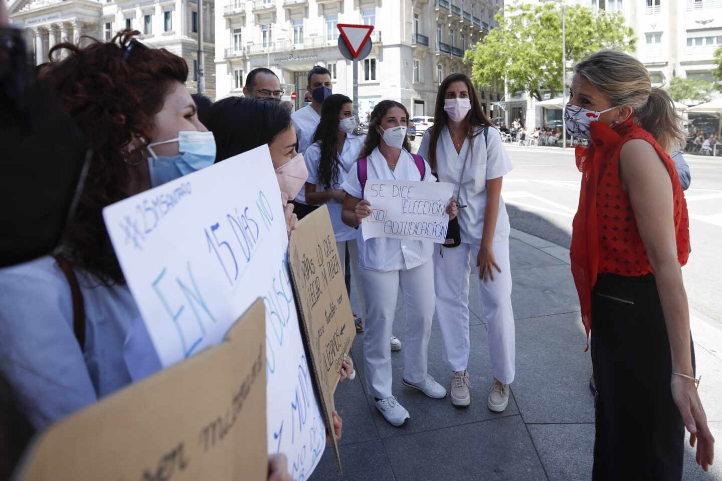 Yolanda Díaz habla con los médicos MIR que se han manifestado en Madrid.