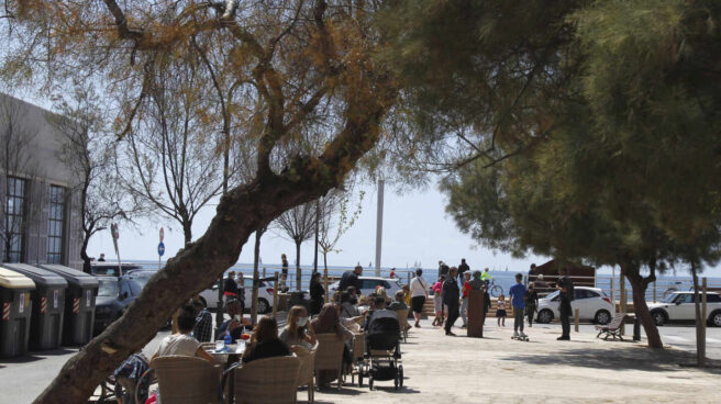 Varias personas en la terraza de un bar en Mallorca (Islas Baleares)