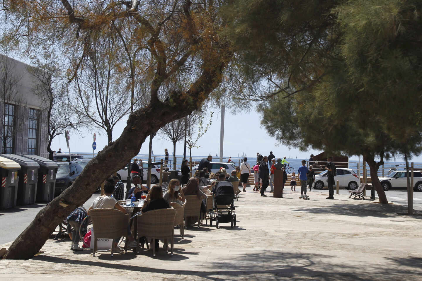 Varias personas en la terraza de un bar en Mallorca (Islas Baleares)