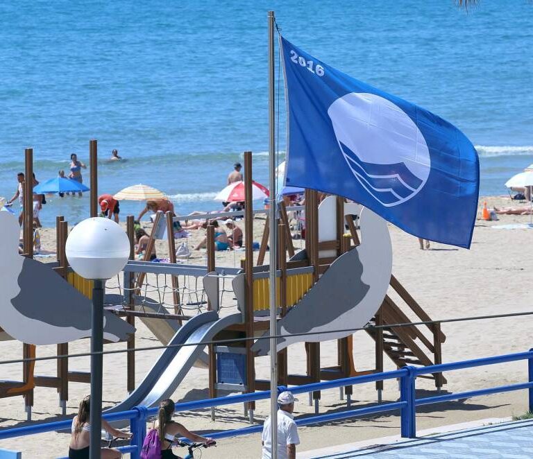 Estas son las 729 banderas azules que ondearán este verano en playas y puertos de España