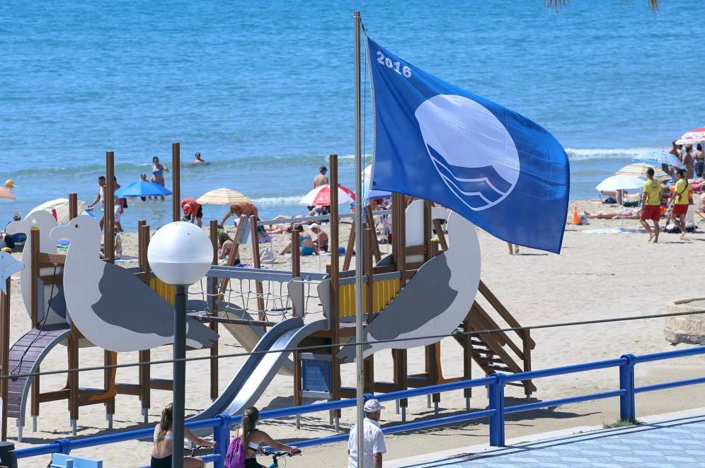 Estas son las 729 banderas azules que ondearán este verano en playas y puertos de España