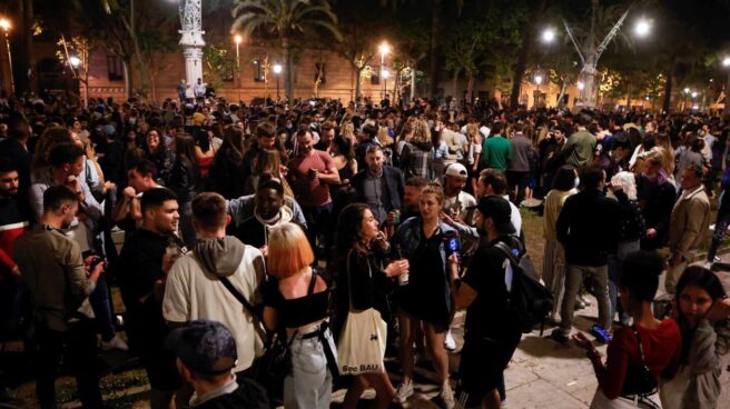 Imagen del Passeig Lluis Companys de Barcelona donde cientos de personas se concentran tras el fin del estado de alarma