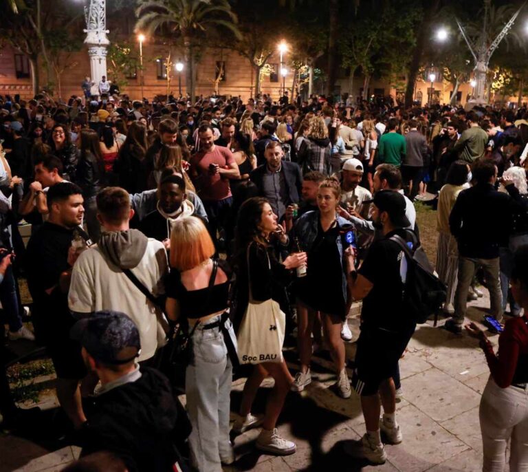 Desalojan a 6.500 personas en Barcelona en la primera noche sin estado de alarma