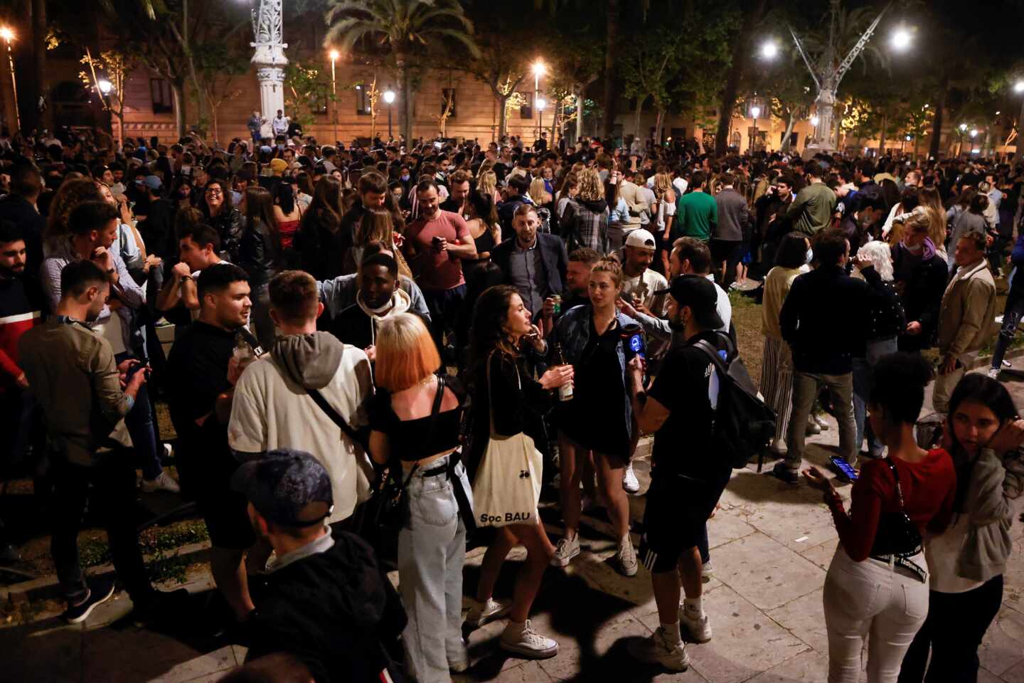 Imagen del Passeig Lluis Companys de Barcelona donde cientos de personas se concentran tras el fin del estado de alarma