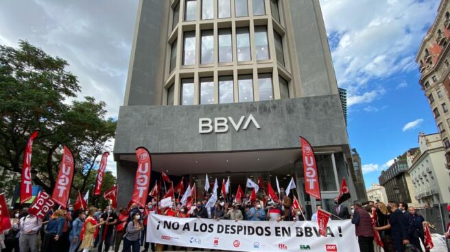 Empleados de BBVA ante una de las sedes del banco se concentran contra el ERE