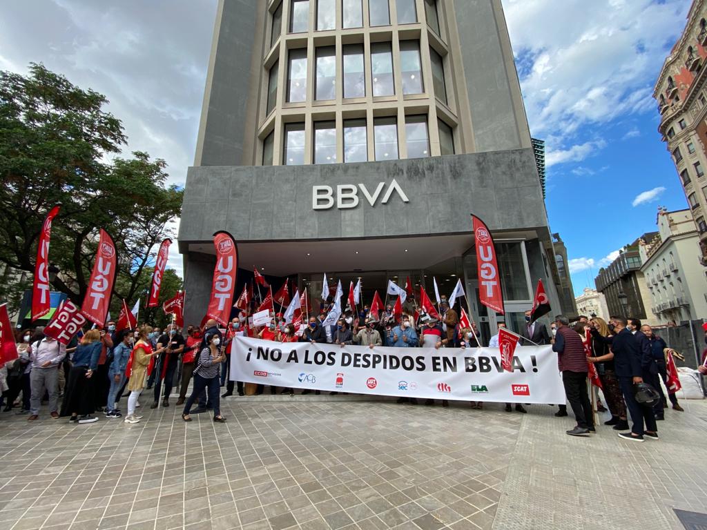 Empleados de BBVA ante una de las sedes del banco se concentran contra el ERE