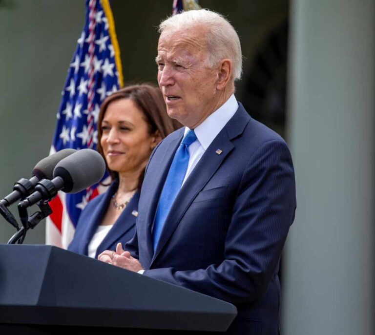 Biden pide que Hamás "cese en el lanzamiento de cohetes sobre Israel" en su conversación con Mahmud Abbas