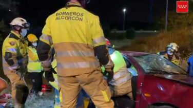 Cinco heridos tras la caída de un turismo por un terraplén de 10 metros en la vía de enlace M-40 con A-5