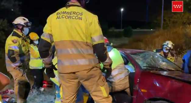 Cinco heridos tras la caída de un turismo por un terraplén de 10 metros en la vía de enlace M-40 con A-5