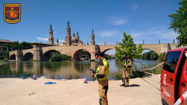 Bomberos buscan a un joven desaparecido en el río Ebro en Zaragoza.