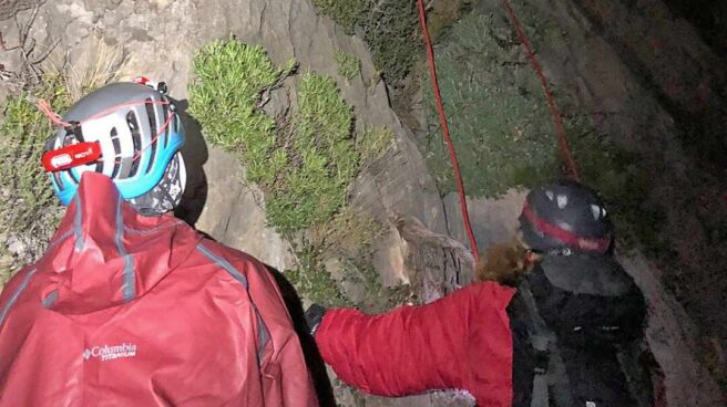 Ocho horas de rescate nocturno de dos escaladores en Alicante
