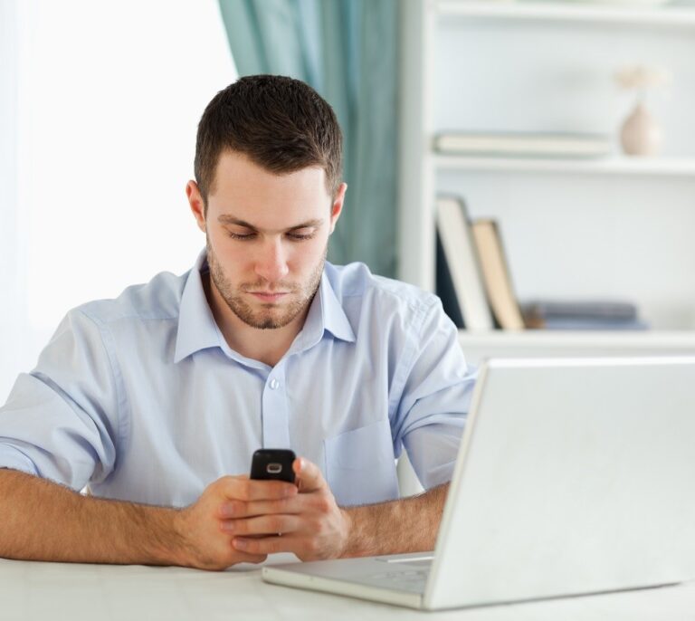 Los diez trámites que el autónomo ya puede hacer con la Seguridad Social vía SMS