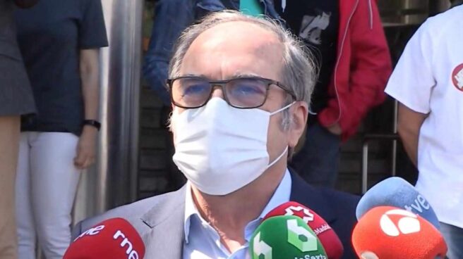 El candidato del PSOE a la Comunidad de Madrid, Ángel Gabilondo, sale del hospital Ramón y Cajal de Madrid.