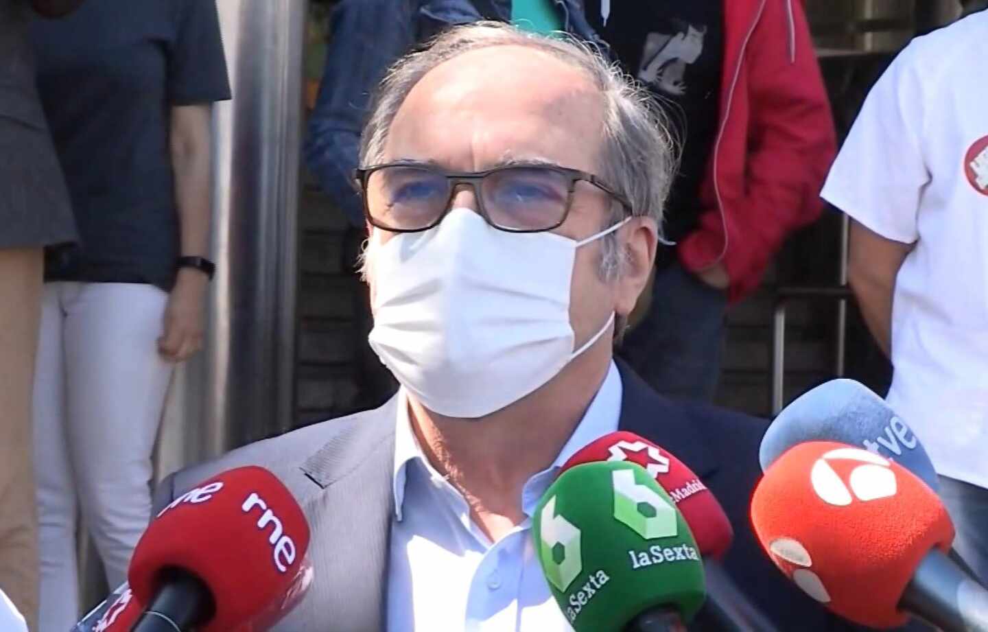 El candidato del PSOE a la Comunidad de Madrid, Ángel Gabilondo, sale del hospital Ramón y Cajal de Madrid.