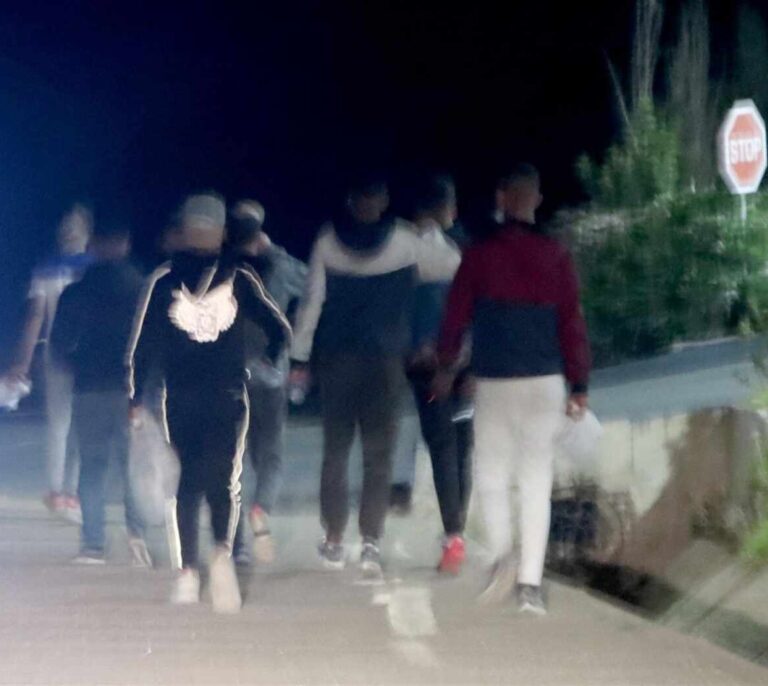 Al otro lado de la frontera: grupos de jóvenes se desplazan desde Tánger para cruzar a Ceuta