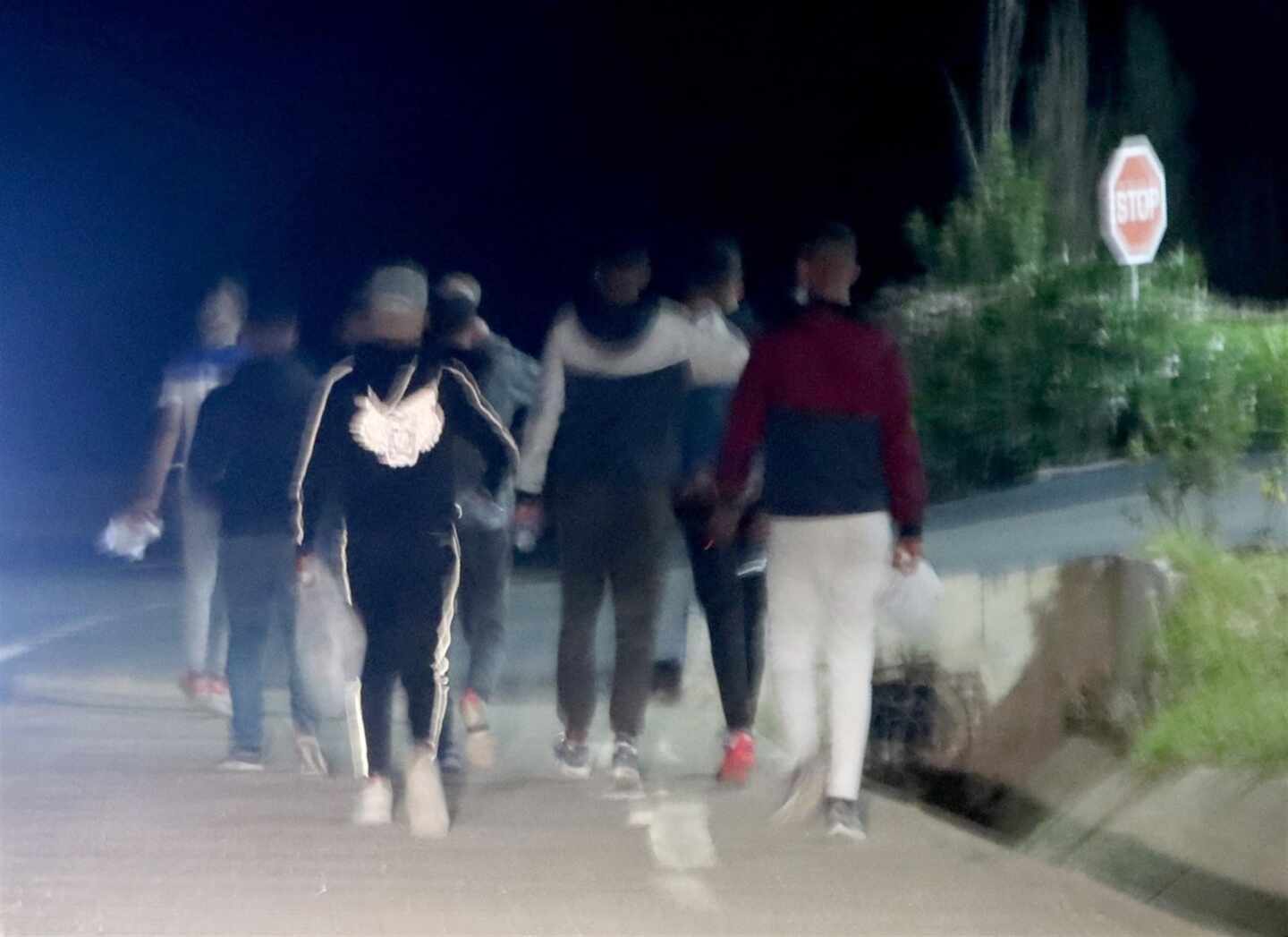 Grupos de jóvenes se desplazan a pie por la carretera que une Tánger con Ceuta para cruzar la frontera con España.