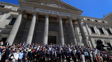 Los alcaldes del PP se niegan a ir a La Moncloa para el nuevo plan de Sánchez: "Es una pantomima"